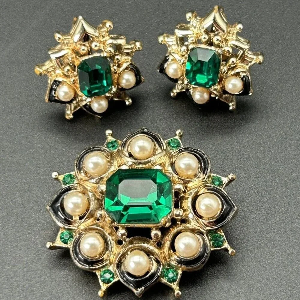 Vintage Coro Brooch & Screw Back Earrings Emerald Color Stone Faux Pearl Cluster